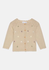 Bežani pleteni kardigan s valovitim izrezom, koji sadrži šarene vezenje motive i drvene dugmadi sprijeda. Dugi rukavi.