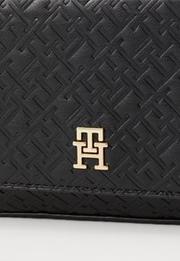 Tommy Hilfiger ICON CROSSOVER MONO - Borsa a mano - black
