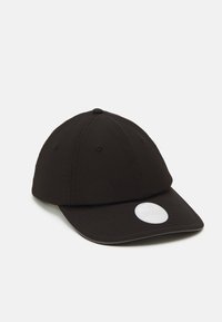 Cappellino da baseball in cotone nero con corona arrotondata, visiera curva e dettagli cuciti. Presenta un'etichetta circolare bianca sul davanti.