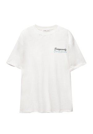 Weißes Baumwoll-T-Shirt mit kurzen Ärmeln, auf dem die Aufschrift "Vorübergehend außer Betrieb" in Schwarz und Blau auf der linken Brustseite platziert ist.