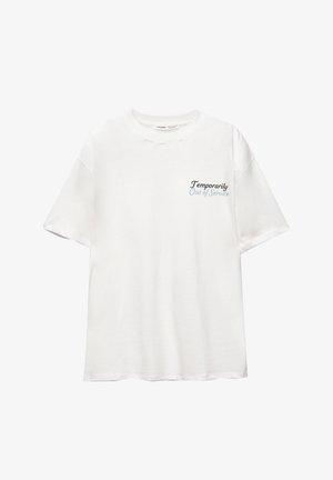 Biela bavlnená tričko s krátkymi rukávmi, na ktorom je nápis "Dočasne mimo prevádzky" v čiernej a modrej farbe, umiestnený na ľavej strane hrudníka.