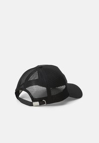 Sort baseball cap med mesh ryg, buet skygge og justerbar rem med metalspænde. Simpelt design med minimale accenter.
