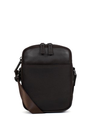Kompaktowa, ciemnobrązowa torebka na ramię z górną skórzaną częścią, materiałową przednią kieszenią, podwójnym zamkiem błyskawicznym i regulowanym paskiem na ramię.
