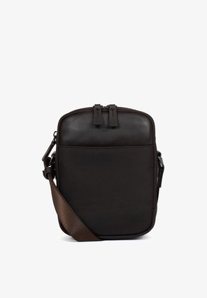 Kompakte, dunkelbraune Umhängetasche mit Leder-Oberschicht, Stoffvordertasche, doppeltem Reißverschluss und verstellbarem Schulterriemen.