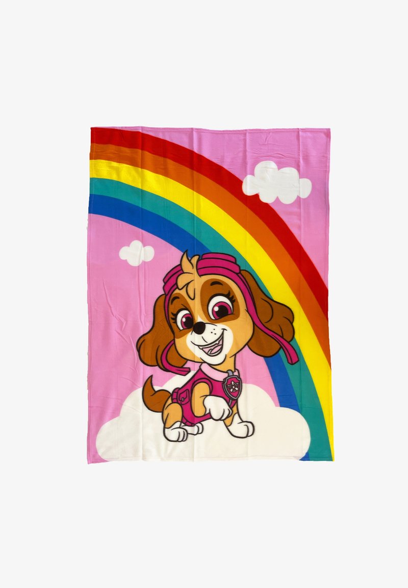 Couverture rose avec un chien de dessin animé portant une tenue rose et des lunettes, avec un arc-en-ciel et des nuages en arrière-plan. Tissu doux, design coloré.
