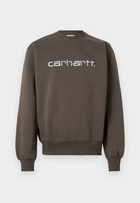 Tricou din bumbac maro cu manșete și tiv cu nervuri, având logo-ul brodat "Carhartt" în albastru deschis pe piept.