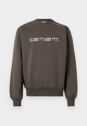 Sweatshirt en coton brun avec des bords côtelés aux poignets et à l'ourlet, orné d'un logo "Carhartt" brodé en bleu clair sur la poitrine.