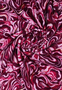 Tessuto di seta caratterizzato da un motivo vorticoso in tonalità di rosa e bordeaux, con accenti dorati e una texture liscia.