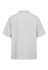 Camisa de manga corta de color gris claro con un patrón a rayas sutil y un collar clásico. Presenta una tela texturada y un ajuste relajado.