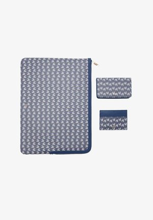 Mornarska torbica z zadrgo v celoti prekrita z belimi geometrijskimi vzorci, vključuje dva ujemajoča se manjša nosilca za kartice. Teksturni material z modrimi detajli.