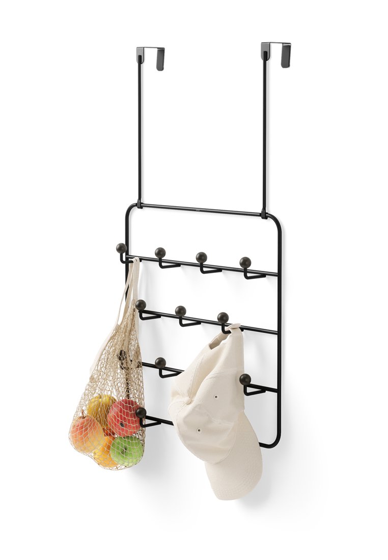 Organizzatore da parete in metallo nero con diversi ganci, che mostra una borsa a rete con frutta e un cappellino da baseball bianco.