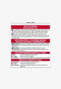 Vitt rektangulärt förpackning med röd och svart text. Innehåller information om en hudvårdsprodukt som betonar anti-aging och fuktgivande effekter.