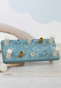 Blå træaktivitetstavle med otte cylindriske pinde i creme, lyseblå og brun, prydet med finurlige dyreillustrationer.