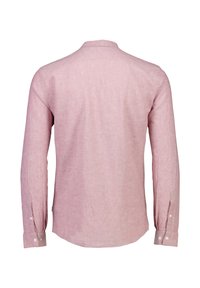 Camicia a maniche lunghe rosa chiara in tessuto testurizzato, con colletto a bottone e polsini abbottonati. La vista posteriore mostra una silhouette morbida.