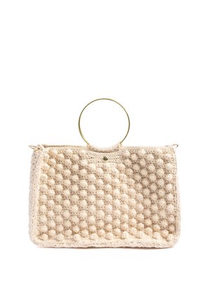 Bolso de mano beige de punto con textura elevada de pompones, forma rectangular y asa redonda de metal dorado sobre un fondo blanco.