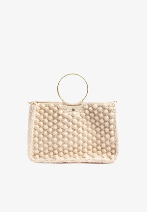 Bolso de mano beige de punto con textura elevada de pompones, forma rectangular y asa redonda de metal dorado sobre un fondo blanco.