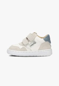 Baskets blanches et gris clair en matériaux daim et cuir, dotées de bandes Velcro, de détails perforés et d'un accent bleu au talon.