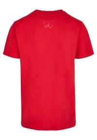 Camiseta de algodón roja con cuello redondo y mangas cortas. Presenta un gráfico blanco de manos formando un corazón en la parte superior de la espalda.