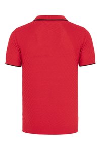 Rotes Poloshirt mit kurzen Ärmeln und strukturiertem Zickzackmuster. Verfügt über einen mit Schwarz abgesetzten Kragen und Saum und ist aus weichem Strickmaterial gefertigt.