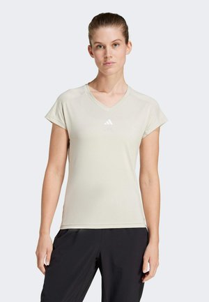 Licht beige sport T-shirt met korte mouwen, V-hals en klein wit logo op de borst. Gladde textuur, minimalistisch ontwerp.