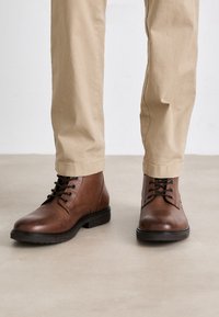 Tommy Hilfiger OUTDOOR WARM BOOT - Botines con cordones - winter cognac