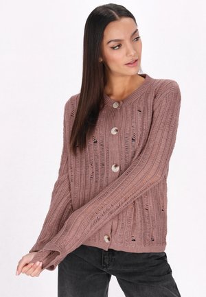 Cardigan a bottoni in malva con texture a coste, dotato di maniche lunghe e sottili dettagli rovinati. Tre bottoni crema decorano la parte anteriore.