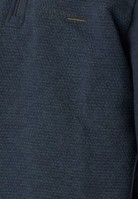 Marineblauwe pullover met een gestructureerd oppervlak, halve rits neklijn en een oranje accentlijn. Kenmerkt zich door een subtiele borduursel van het merklogo op de borst.
