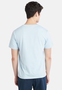 Timberland KENNEBEC RIVER TREE LOGO SHORT SLEEVE - Triko s potiskem - skyway