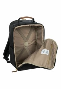 Zaino nero con interno beige, dotato di spallacci regolabili, una tasca con zip e un manico color nocciola. Materiale morbido con design strutturato.