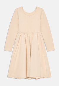 Vestido de manga longa em bege claro, com decote redondo, cintura franzida e saia fluida. Tecido de algodão suave, design simples.