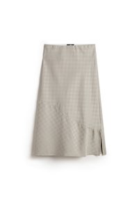 Falda A-line gris claro en una tela texturizada con un patrón geométrico, que presenta una abertura lateral y un sutil detalle de volantes en el dobladillo.