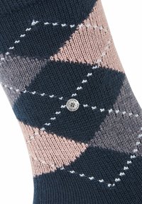 Socken mit einem dunkelblauen, rosa und grauen Argyle-Muster aus Strickstoff, mit einem runden, silbernen Logoakzent an der Seite.