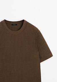 Brun strikket sweater med rund hals, korte ærmer og tekstureret mønster. Har ribbede kanter og en afslappet pasform.