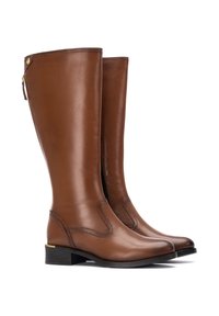 Botas de cuero marrón hasta la rodilla con un acabado suave, cremallera lateral y un pequeño tacón cuadrado. Presentan costuras en contraste y detalles en dorado.