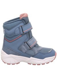 Modré textilní kotníkové boty se dvěma nastavitelnými suchými zipy, bílou podrážkou a růžovými akcenty. Texturovaný materiál a polstrovaný límec.