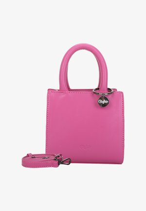 Bolso de mano de piel sintética rosa con asas redondeadas, una correa desmontable y un charm plateado con el nombre de la marca.