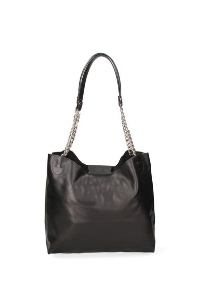 Zwarte leren handtas met een zachte textuur, ronde vorm en kettingaccenten op de handvatten. Heeft een naadloos ontwerp en minimale hardware.
