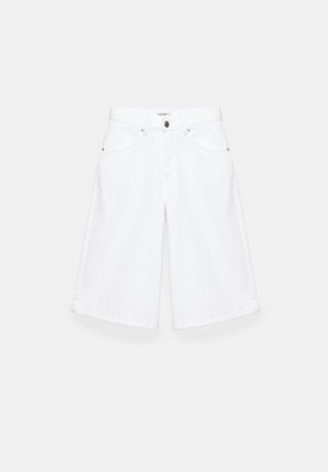 Short en denim blanc jusqu'au genou avec poches avant, passants de ceinture et fermeture par bouton.