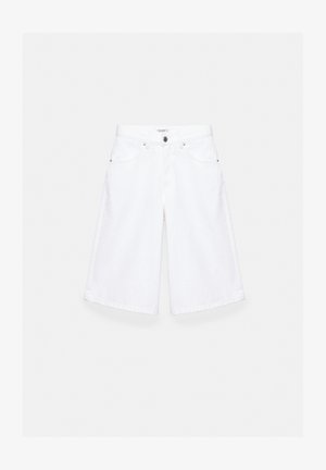 Short en denim blanc jusqu'au genou avec poches avant, passants de ceinture et fermeture par bouton.