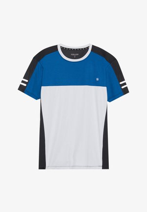 Īsām piedurknēm sporta T-krekls ar zilajiem, baltiem un melniem paneļiem, ar apaļu kakla izgriezumu un dubultām baltām svītrām uz melnajām piedurknēm.