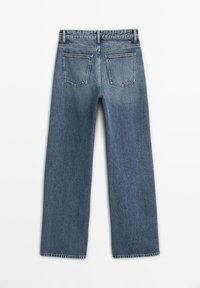Jeans in denim di colore azzurro chiaro con una silhouette a gamba dritta, dotati di due tasche sul retro e una vita standard con passanti per la cintura.
