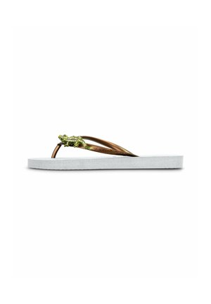 Tongs blanches avec une semelle texturée, dotées d'une sangle marron et d'un accent en forme de lézard vert sur la lanière. Design simple, style minimaliste.