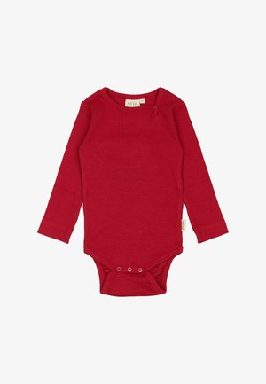 Body à manches longues rouge en matière côtelée, avec des boutons pression en bas et une petite étiquette sur le côté.