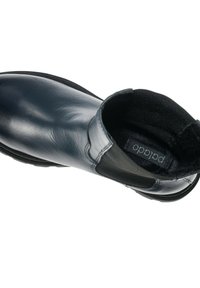 Stivale alla caviglia in pelle di colore blu navy con finitura liscia, pannelli laterali elastici, colletto imbottito e suola in gomma per una buona aderenza.