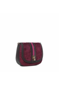 Borsa a mano in suede marrone con motivo floreale embossato, dettagli in pelle nera e una striscia centrale. Chiusura in oro.