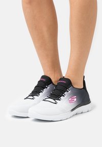 Skechers Sport - SUMMITS - Sporta apavi - black/white Miniatūras attēls 1