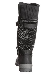 Las botas de nieve negras cuentan con un exterior de nylon acolchado, un cuello de punto acanalado, correas ajustables y una suela de goma texturizada para mayor agarre.