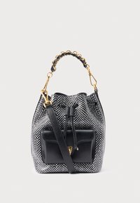 Μαύρη και λευκή τσάντα bucket με πουά σχέδιο, μπροστινή τσέπη από λείο μαύρο δέρμα, πλεκτή χρυσή αλυσίδα λαβή και ρυθμιζόμενο ιμάντα ώμου.