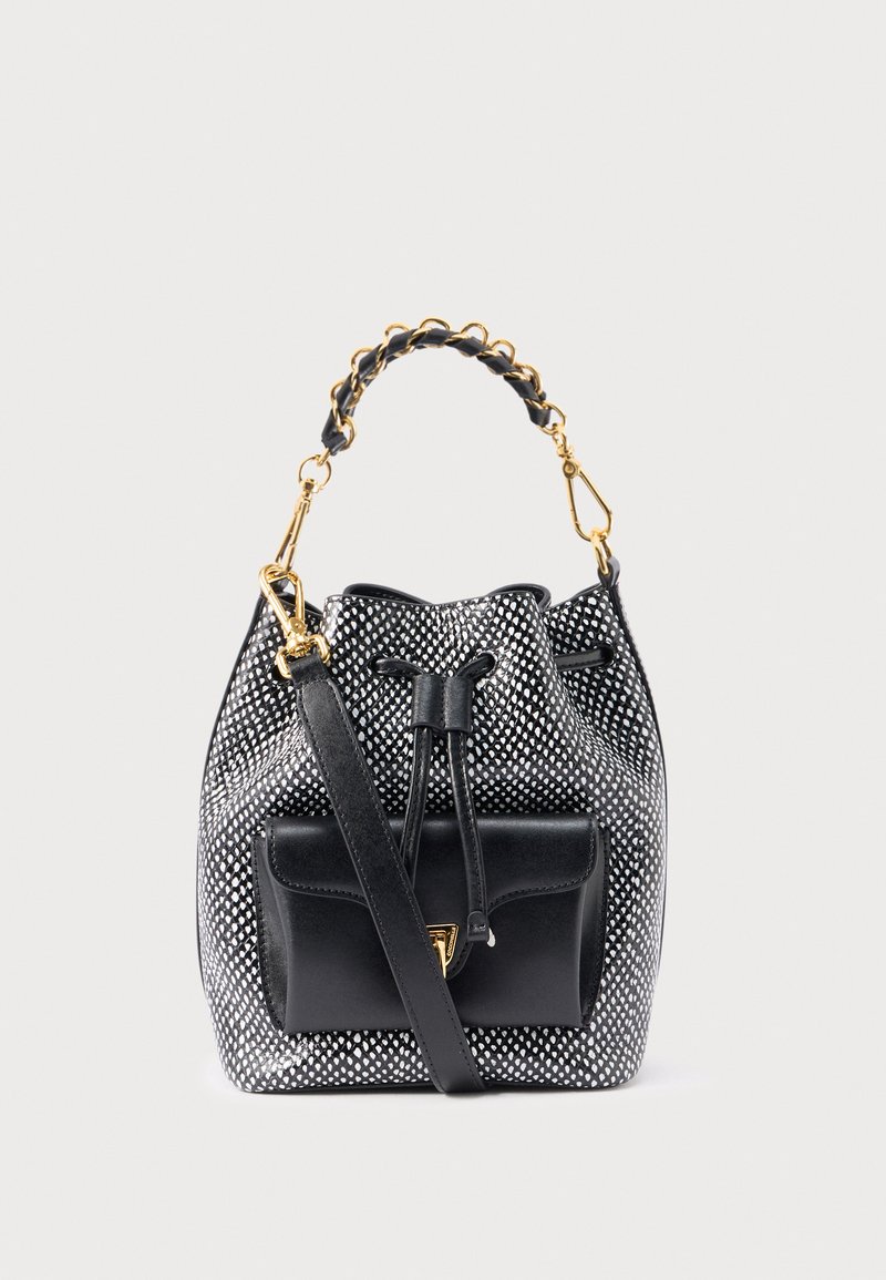 Μαύρη και λευκή τσάντα bucket με πο υά σχέδιο, μπροστινή τσέπη από λείο μαύρο δέρμα, πλεκτή χρυσή αλυσίδα λαβή και ρυθμιζόμενο ιμάντα ώμου.