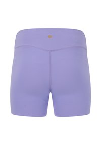 Lilafarbene Sportshorts mit glatter Textur, elastischem Bund und Flatlock-Nähten, mit einem kleinen goldenen Logo auf der Rückseite.